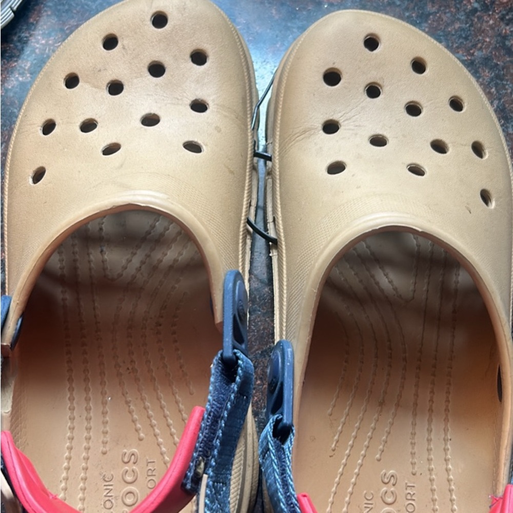 Crocks men’s size 8 women’s a size 10 good shape